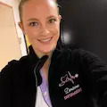 Avis cliente portant une polaire infirmière personnalisée noire avec prénom Doriane brodé