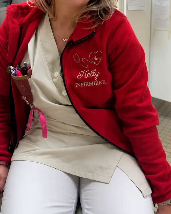 Avis cliente portant une polaire infirmière personnalisée rouge avec prénom Kelly brodé
