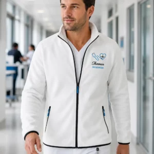 Polaire homme infirmier personnalisée blanche broderie bleue Curalini en clinique