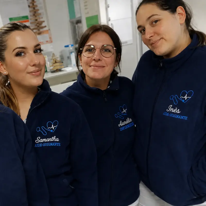 Claire et son équipe de soignantes portant des vestes polaires personnalisées Curalini