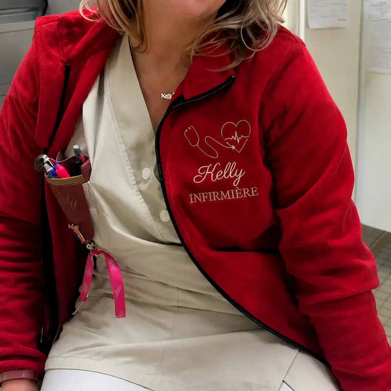 Kelly portant sa veste polaire infirmière personnalisée rouge Curalini