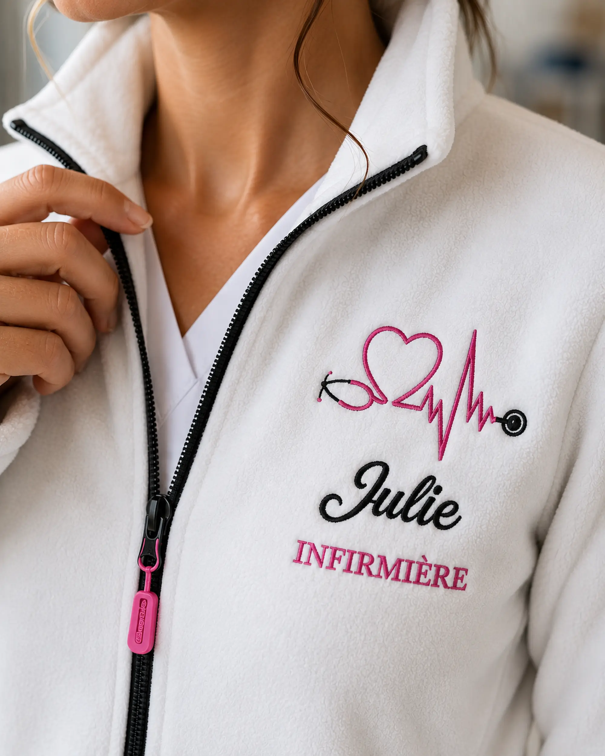 Broderie sur veste polaire personnalisée infirmière avec prénom, métier et motif