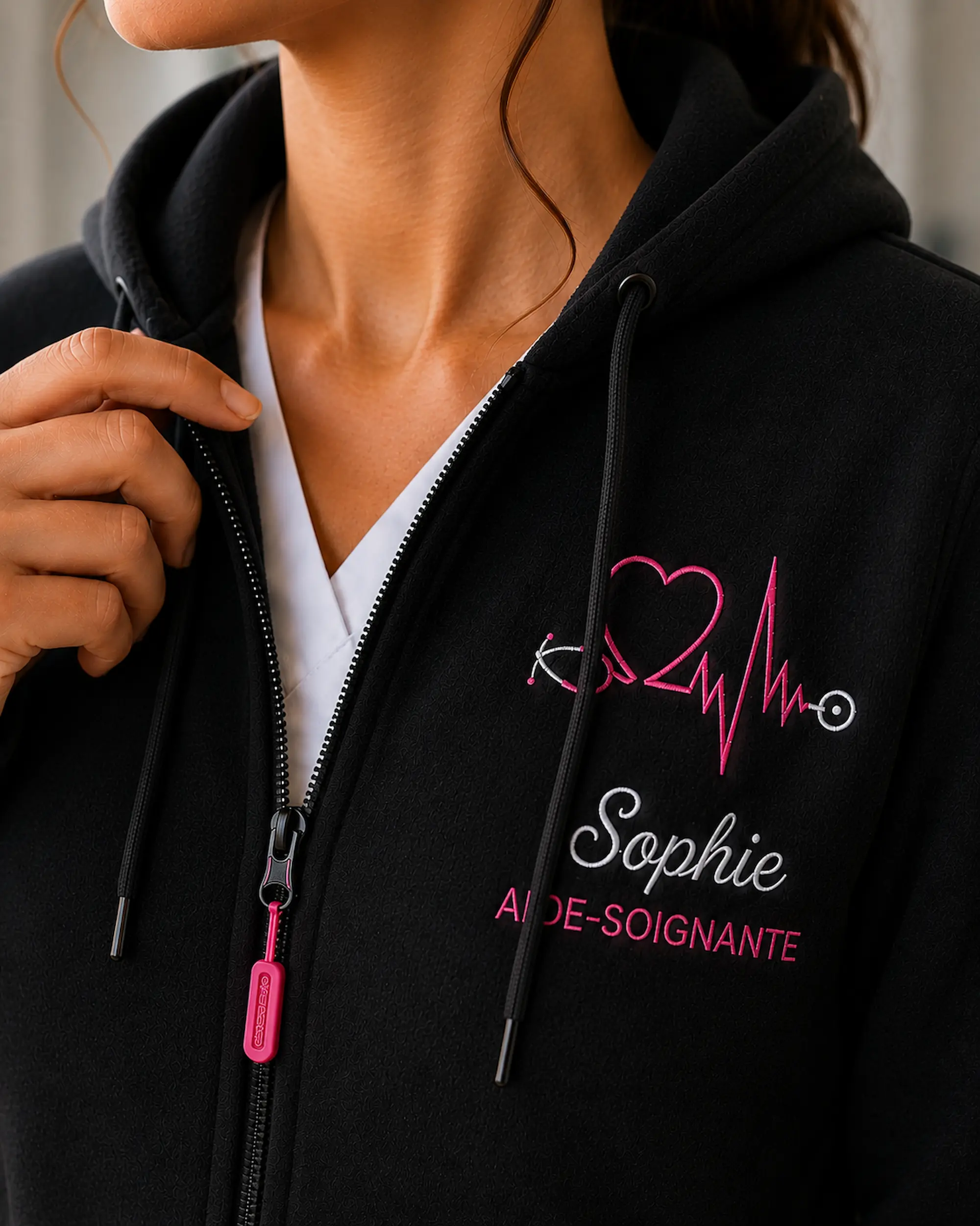 Détail de la broderie du sweat femme personnalisé Sophie aide-soignante Curalini