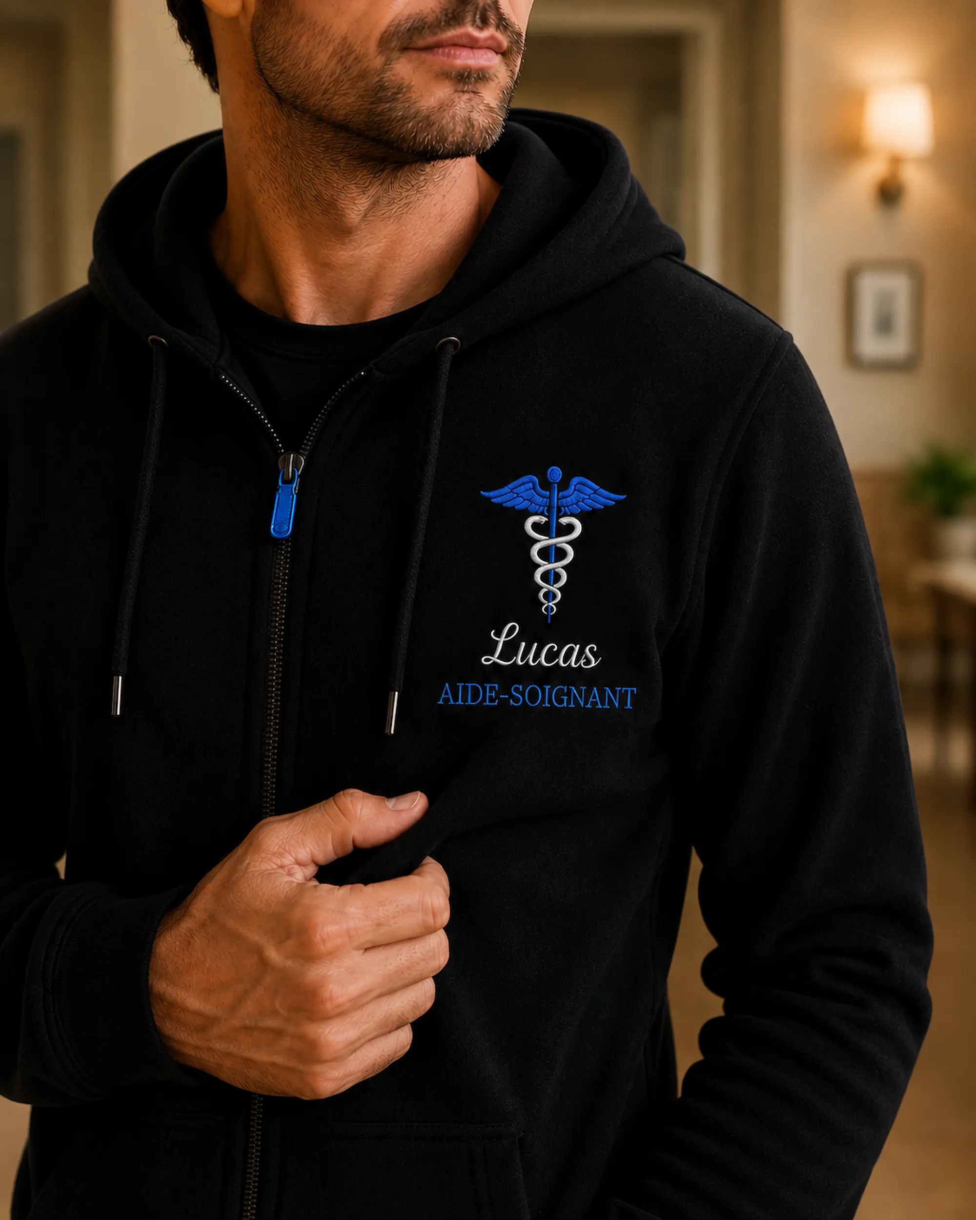 Détail de la broderie Lucas Aide-soignant sur un sweat personnalisé homme