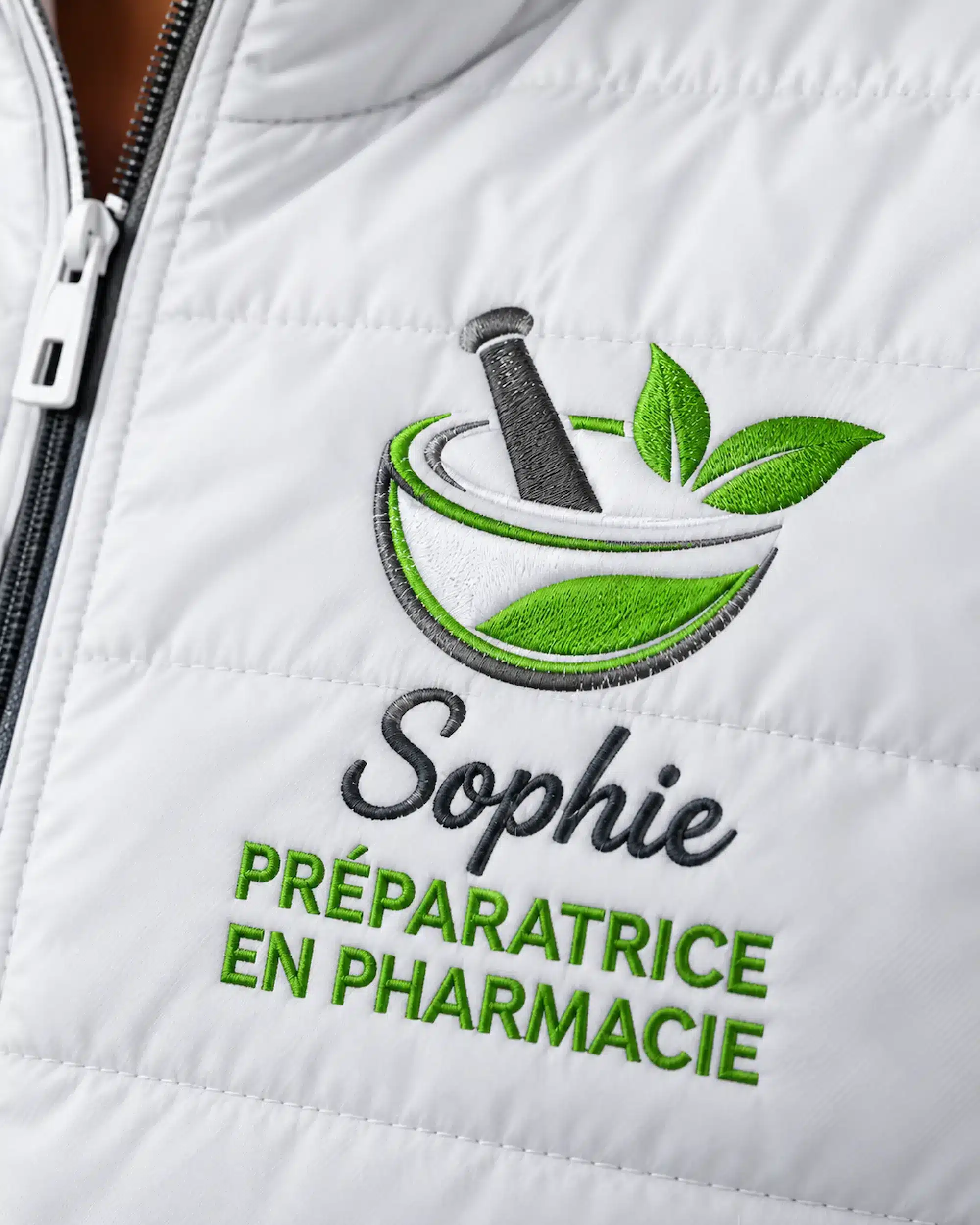 Broderie personnalisée Sophie Préparatrice en pharmacie sur doudoune femme blanche Curalini