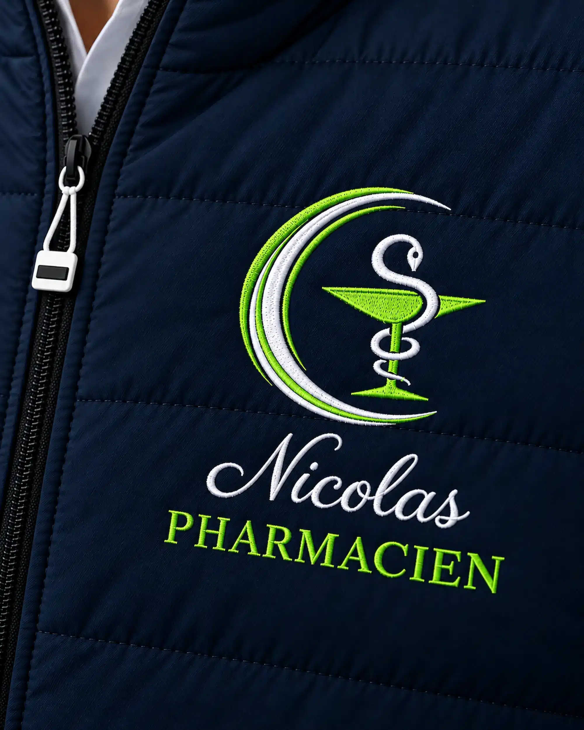 Broderie personnalisée Nicolas Pharmacien sur doudoune homme marine Curalini