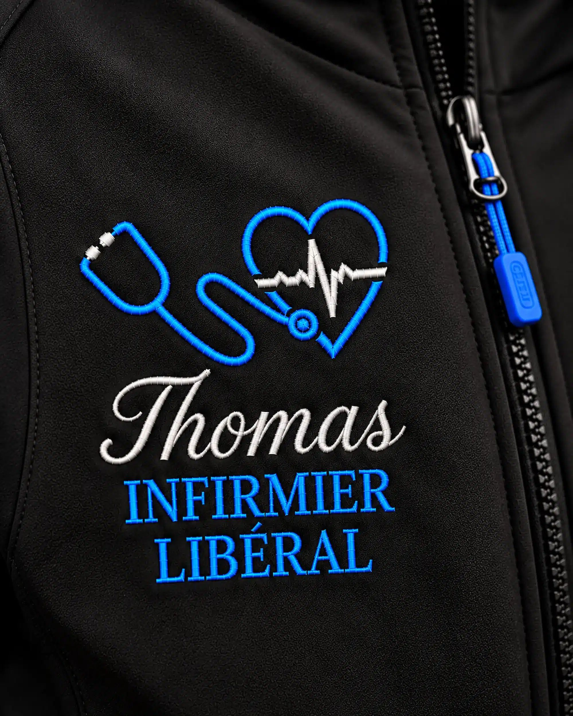 Broderie personnalisée Thomas infirmier libéral sur veste noire Curalini