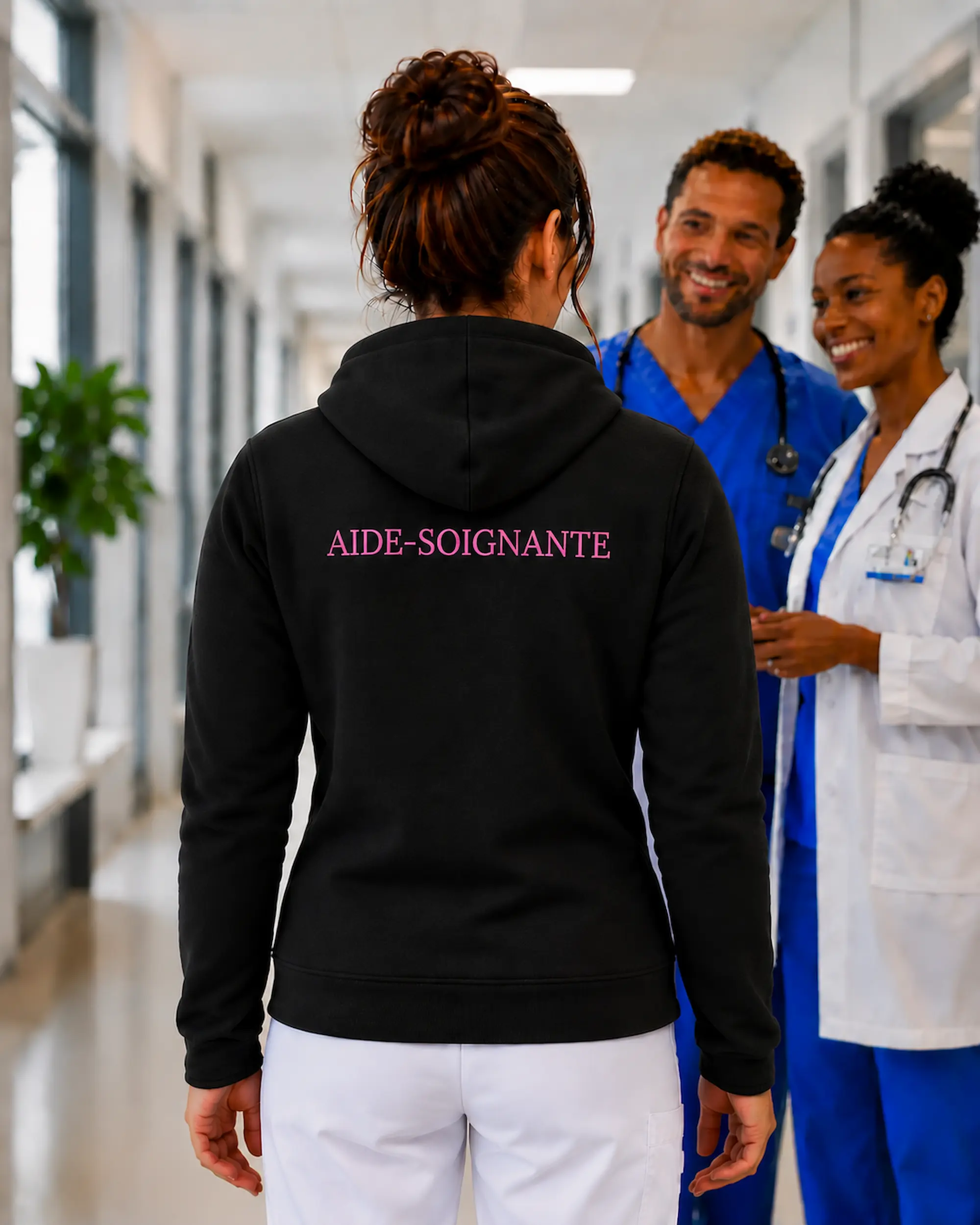 Sweat femme personnalisé noir avec fonction aide-soignante brodée dans le dos
