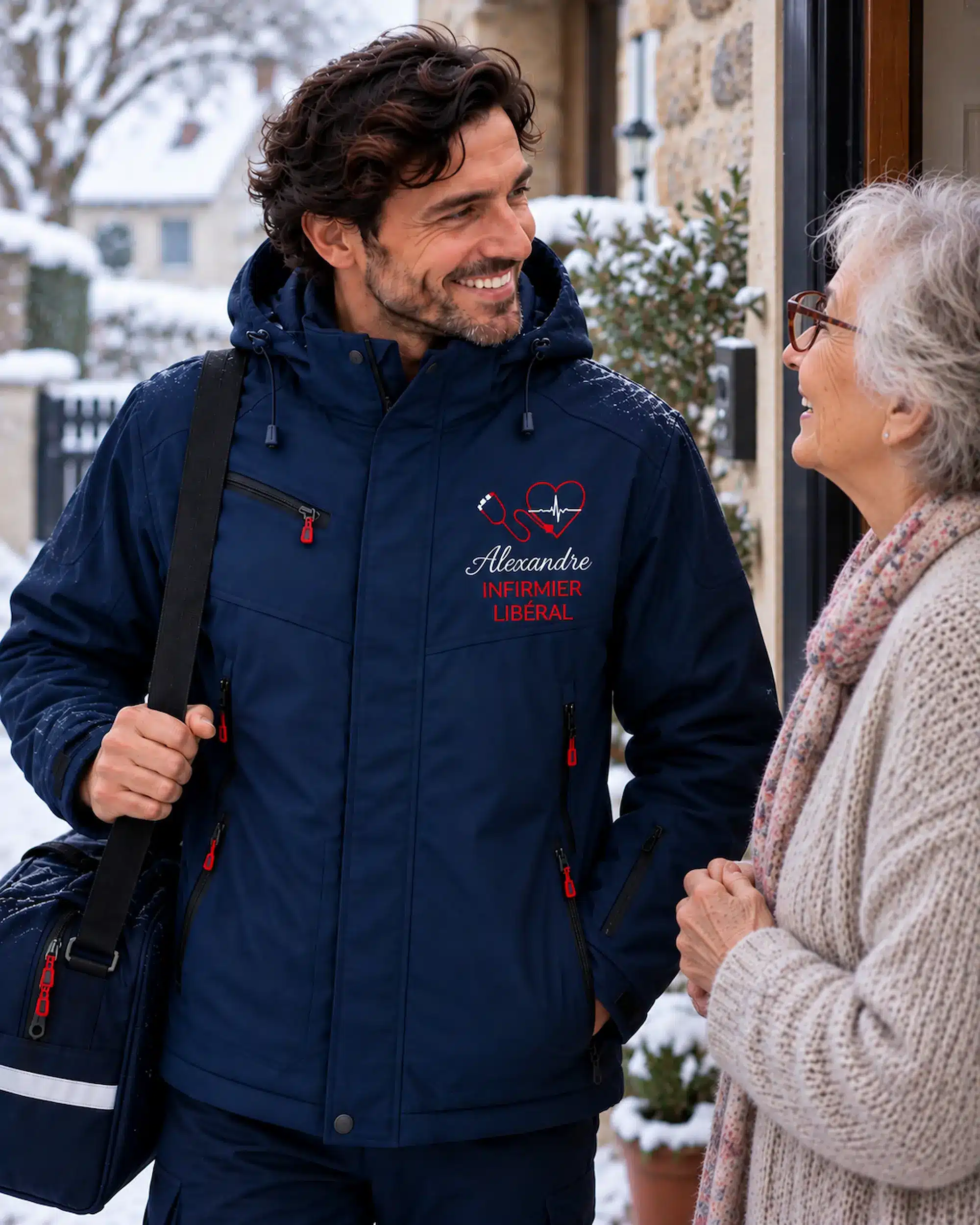 Infirmier libéral en veste hiver personnalisée lors d'une visite à domicile