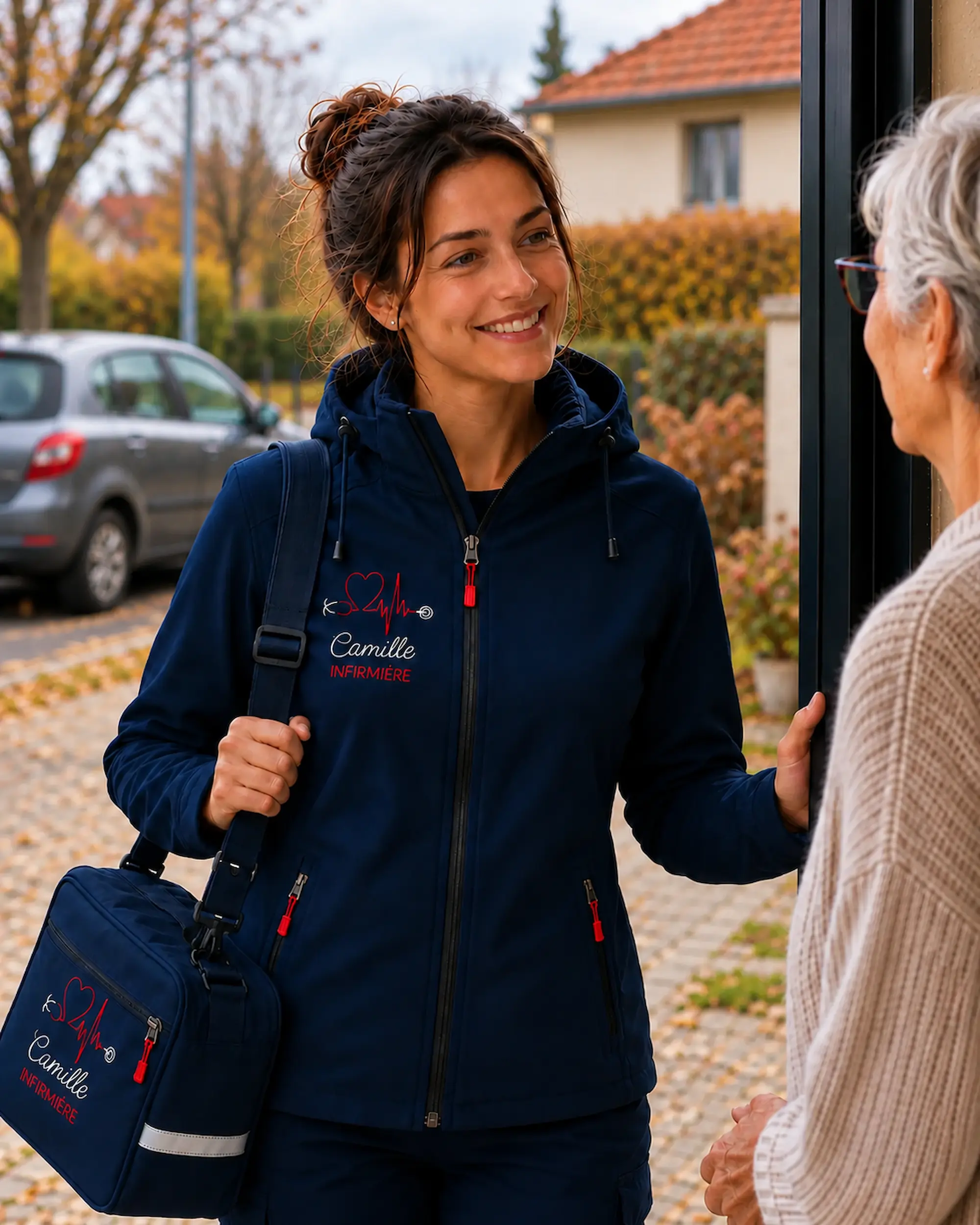 Infirmière à domicile portant une veste personnalisée marine brodée